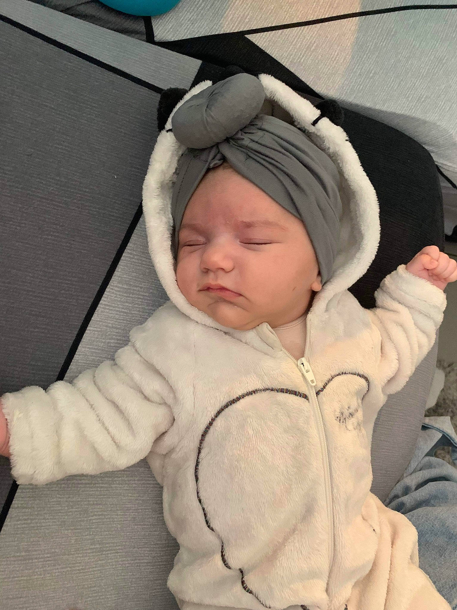 Inès a rejoint le concours — aidez-le/la à gagner de superbes lots ! baby, baby_sleeping, baby_toddler_clothing, cap, cheek, child, comfort, eye, eyebrow, face, gesture, happy, headgear, headwear, hood, nose, person, skin, sleeve, thumb