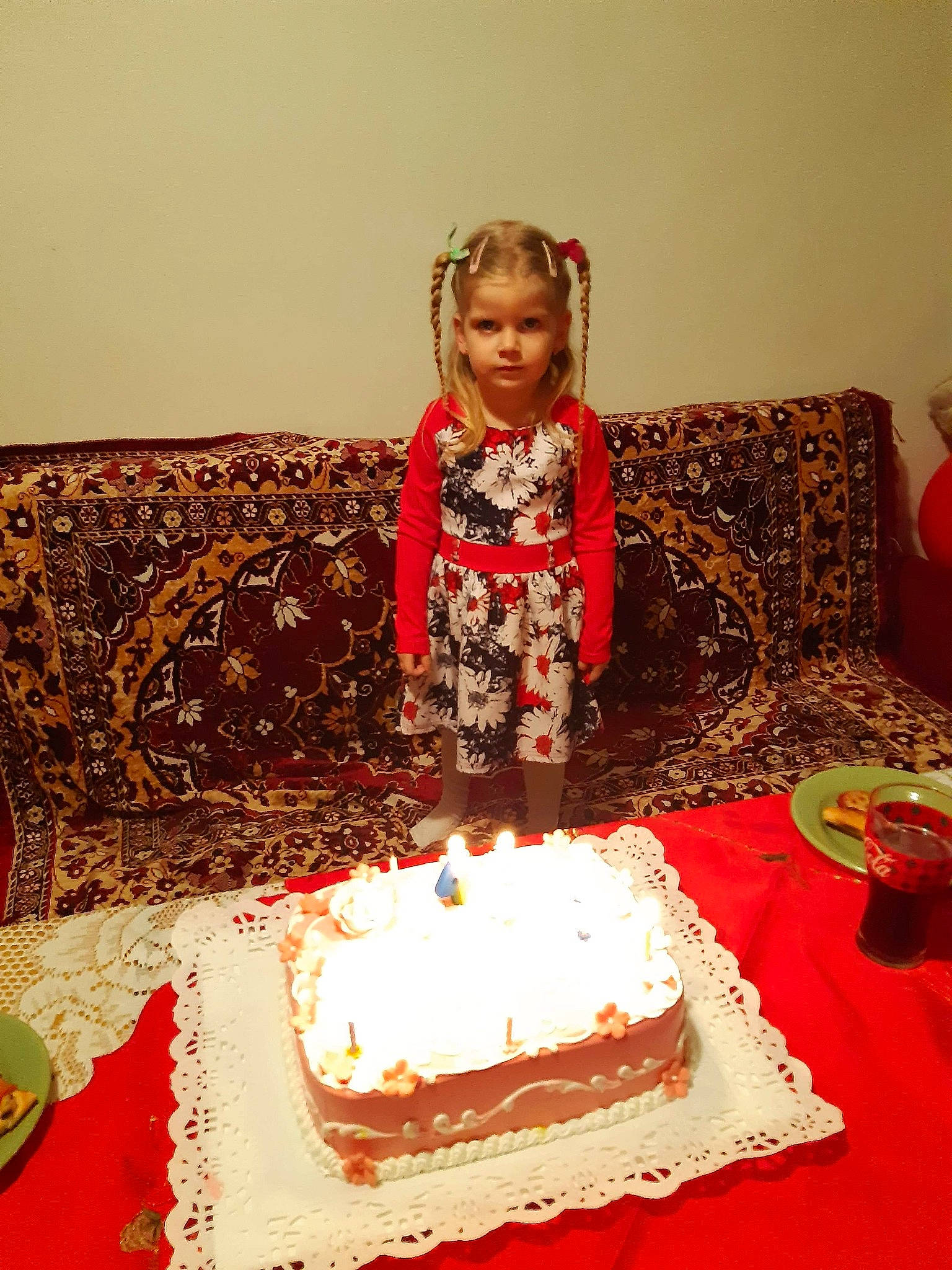 Roxana participe au concours pour gagner de l'argent avec cette photo : baked_goods, baking, birthday, birthday_cake, buttercream, cake, cake_decorating, cuisine, dessert, dish, fondant, food, icing, kuchen, pasteles, person, royal_icing, sugar_paste, sweetness, tablecloth