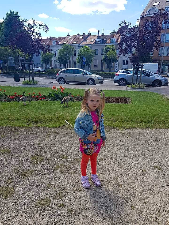 Roxana a rejoint le concours — aidez-le/la à gagner de superbes lots ! car, child, fun, games, grass, leisure, mountain, park, person, plant, play, public_space, recreation, summer, toddler, tourism, tree, vacation, vehicle, walking