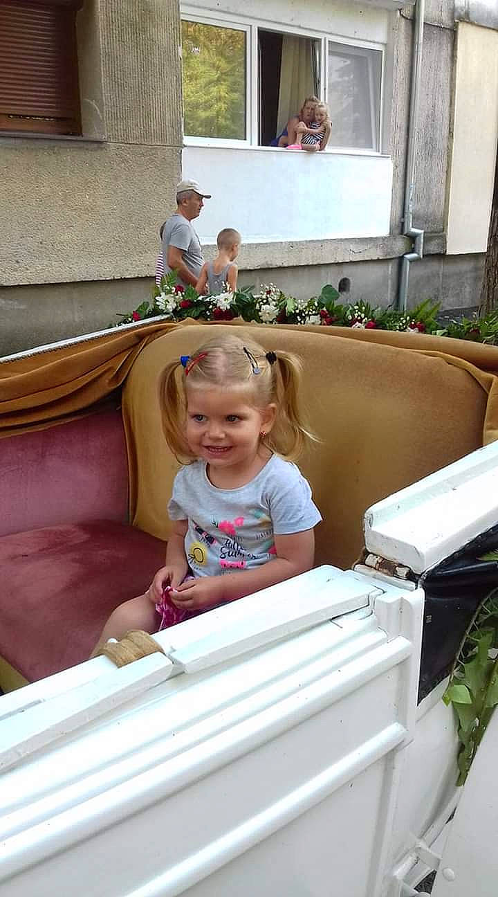 Roxana a rejoint le concours — aidez-le/la à gagner de superbes lots ! child, headwear, joy, person