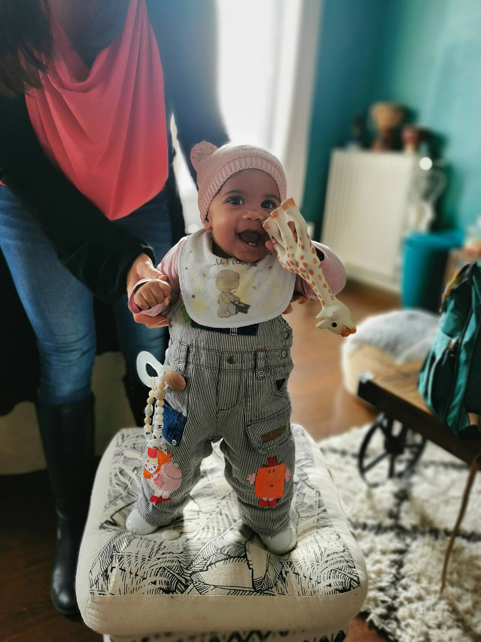 Hanaé participe au concours pour gagner de l'argent avec cette photo : animation, art, baby, blue, child, doll, event, fashion_design, fictional_character, figurine, flooring, fun, happy, hat, headwear, pattern, person, sitting, smile, toddler