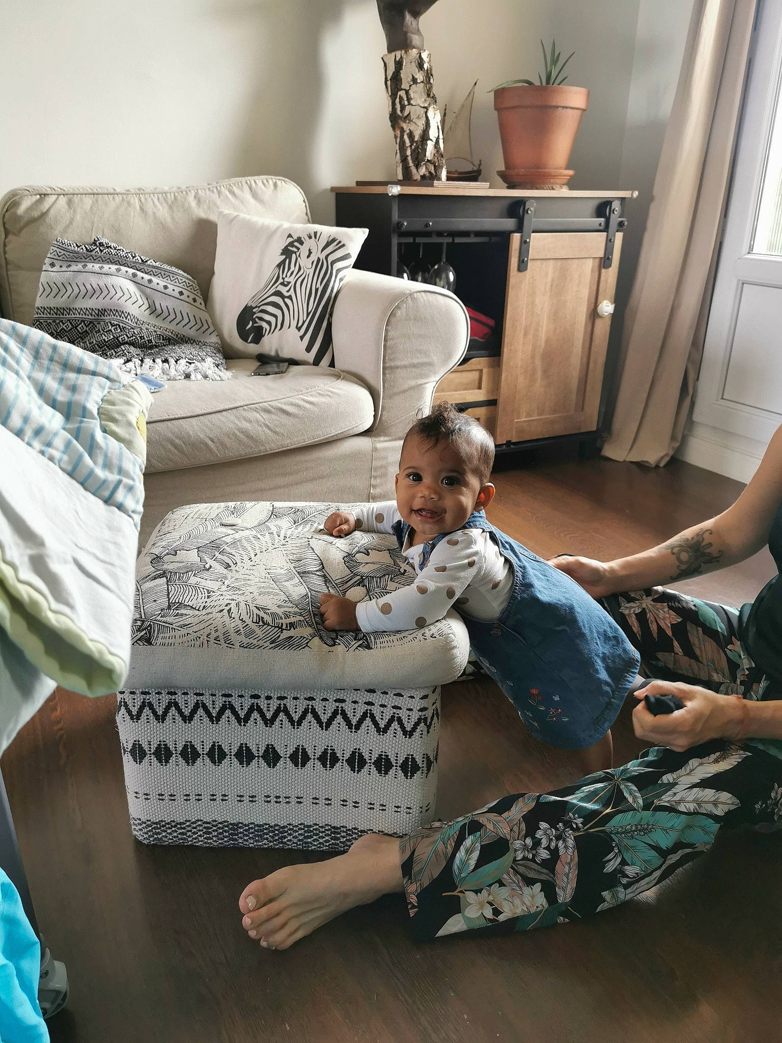 Hanaé a rejoint le concours — aidez-le/la à gagner de superbes lots ! bedding, bedroom, black, comfort, couch, fashion_design, floor, flooring, grey, hardwood, house, interior_design, joy, lamp, linens, living_room, pattern, person, pillow, room