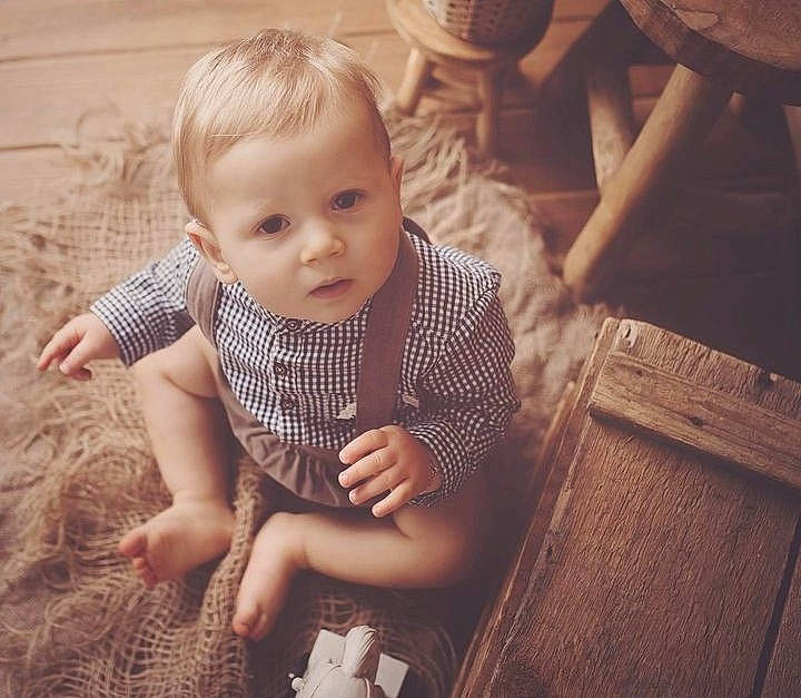 Maxime participe au concours pour gagner de l'argent avec cette photo : baby, baby_toddler_clothing, cheek, comfort, eye, finger, flash_photography, floor, flooring, happy, hardwood, iris, nose, pattern, person, sitting, skin, sleeve, tints_and_shades, toddler