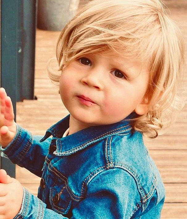 Maxime a rejoint le concours — aidez-le/la à gagner de superbes lots ! baby_toddler_clothing, beauty, blue, cheek, child, chin, electric_blue, eye, eyelash, gesture, hand, happy, iris, lip, neck, nose, person, skin, sleeve, thumb