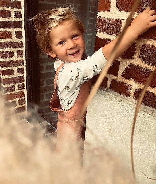 Maxime participe au concours pour gagner de l'argent avec cette photo : baby, chest, child, elbow, eye, flash_photography, flooring, fun, gesture, happy, head, human_leg, joy, leg, leisure, people_in_nature, person, sitting, smile, toddler