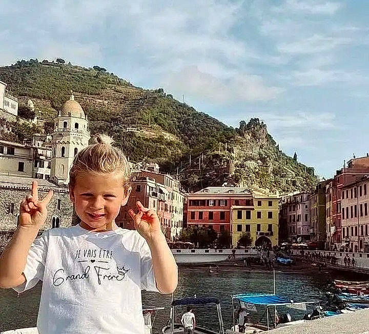 Maxime participe au concours pour gagner de l'argent avec cette photo : beauty, building, city, cloud, cool, eyewear, fun, happy, joy, leisure, metal, morning, mountain, mountainous_landforms, person, sky, smile, summer, t_shirt, travel