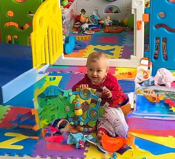 Sébastien participe au concours pour gagner de l'argent avec cette photo : adaptation, art, baby, baby_playing_with_toys, baby_products, baby_toys, child, event, fun, kindergarten, leisure, person, play, playground, recreation, room, sharing, smile, toddler, toy