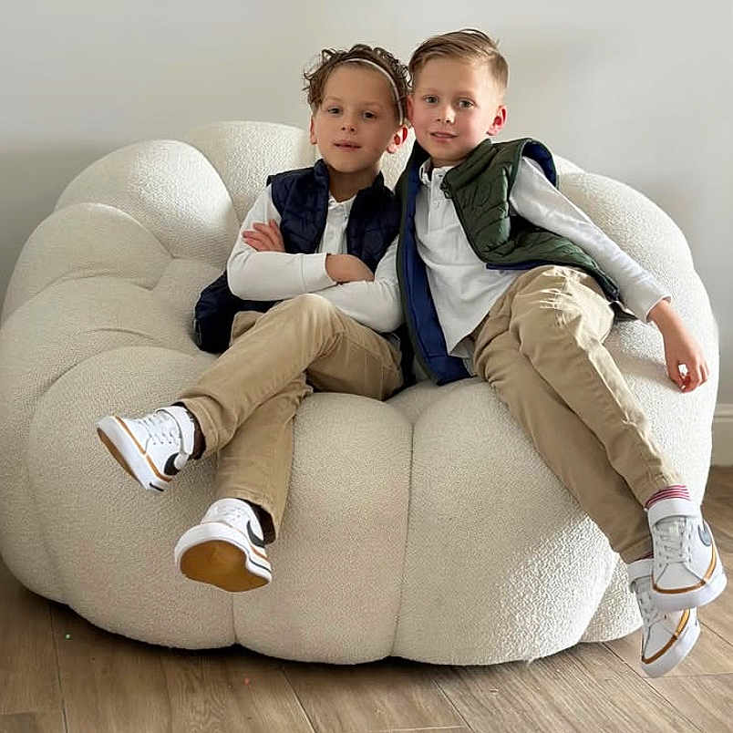 Mattia Et Maé a rejoint le concours — aidez-le/la à gagner de superbes lots ! beanbag, boy, child, clothing, coat, furniture, male, pants, person, sitting