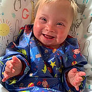 Killian participe au concours pour gagner de l'argent avec cette photo : baby, child, smiling, happy, blue_clothing, high_chair, ocean_theme, cartoon_animals, indoor, portrait, cute, infant, toddler, colorful, playful, face, hands, cheerful, blond_hair, bright