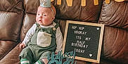Killian participe au concours pour gagner de l'argent avec cette photo : baby, banner, birthday, cake, celebration, child, clothing, couch, crown, decoration, food, half_birthday, happy, indoor, infant, party, portrait, signboard, sitting, sock