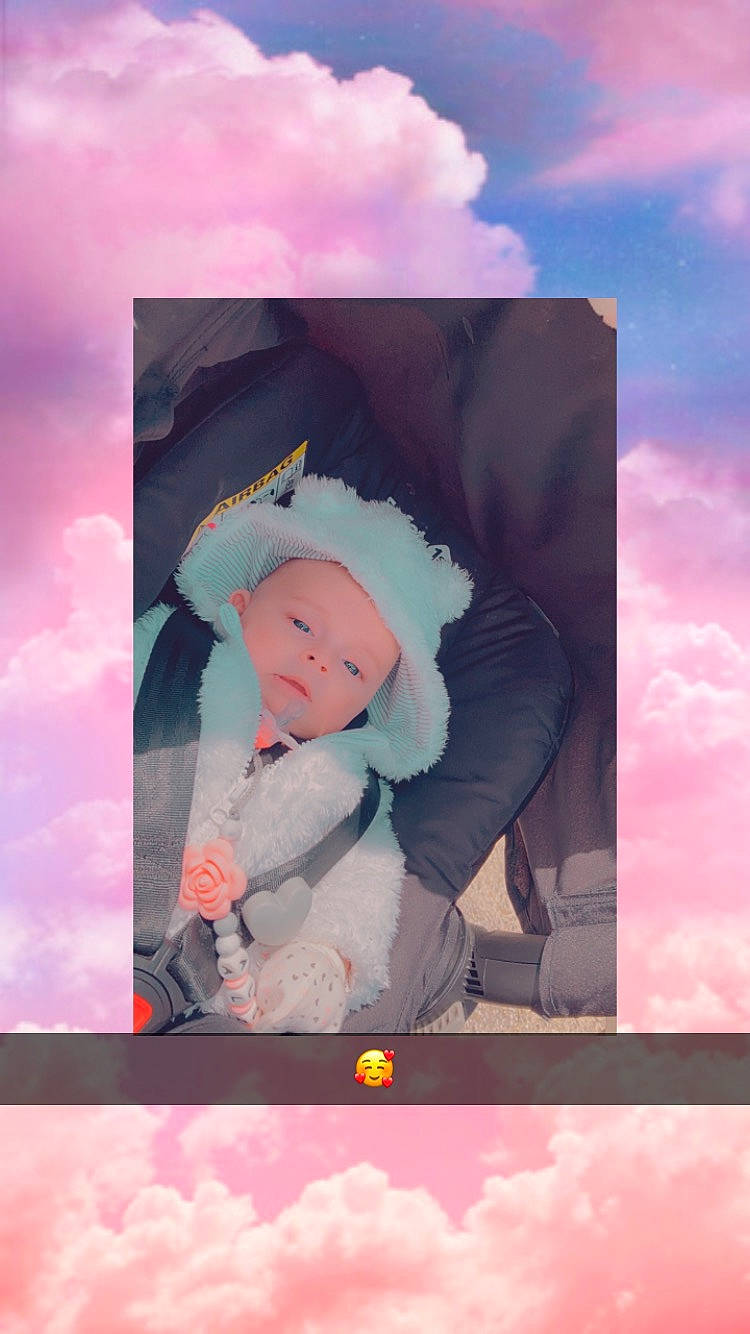 Aline participe au concours pour gagner de l'argent avec cette photo : animation, art, baby, cloud, fictional_character, flash_photography, font, fun, graphic_design, graphics, happy, magenta, person, photo_caption, pink, purple, room, sky, toddler, violet