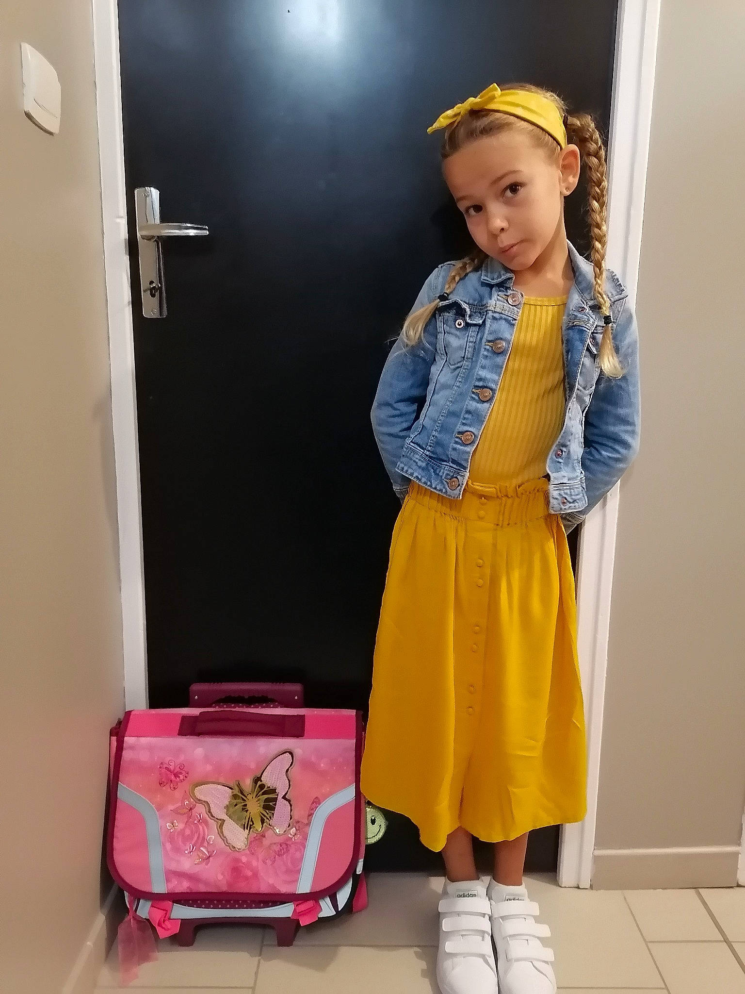 Malika a rejoint le concours — aidez-le/la à gagner de superbes lots ! denim, electric_blue, event, eyewear, fashion_design, formal_wear, jewellery, joint, knee, magenta, neck, pattern, peach, person, pink, sleeve, street_fashion, trunk, uniform, waist