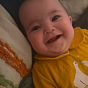 Ambre participe au concours pour gagner de l'argent avec cette photo : baby, smiling, infant, yellow_clothing, face, cute, happy, indoors, child, pillow, blanket, bed, cozy, lying_down, portrait, young_child, apparel, warm_colors, expression, person