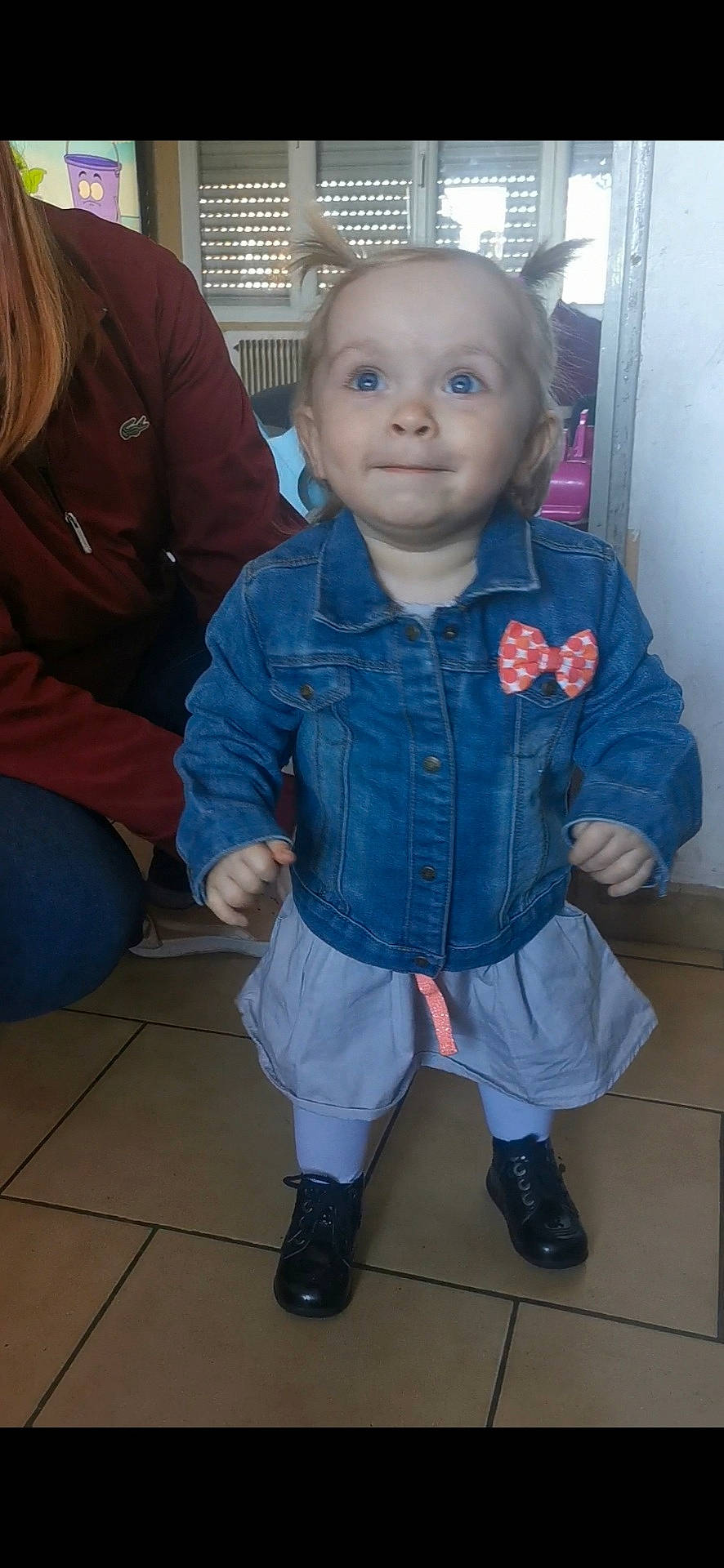 Léonie participe au concours pour gagner de l'argent avec cette photo : baby, baby_toddler_clothing, cheek, child, eye, face, fun, hair, hairstyle, head, iris, joint, mouth, nose, person, shoe, skin, sleeve, standing, toddler