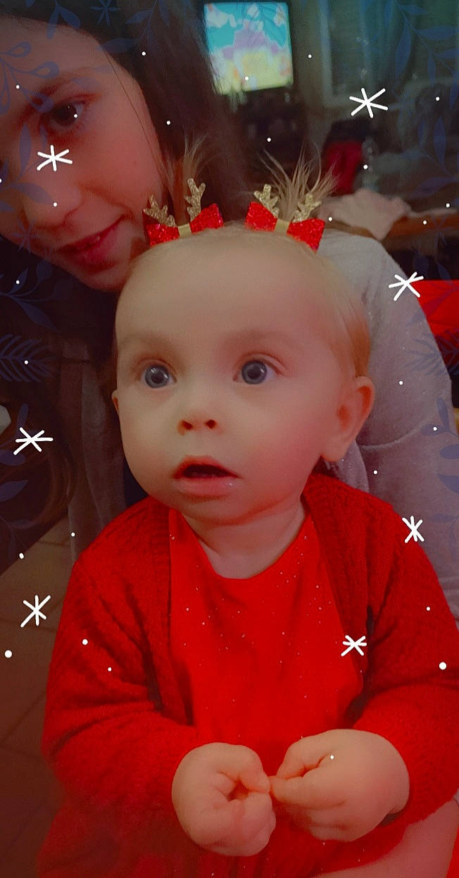 Léonie a rejoint le concours — aidez-le/la à gagner de superbes lots ! baby, baby_toddler_clothing, cheek, child, christmas_ornament, costume_hat, design, event, eyelash, fun, happy, headband, iris, lip, nose, organ, party_supply, person, pink, skin