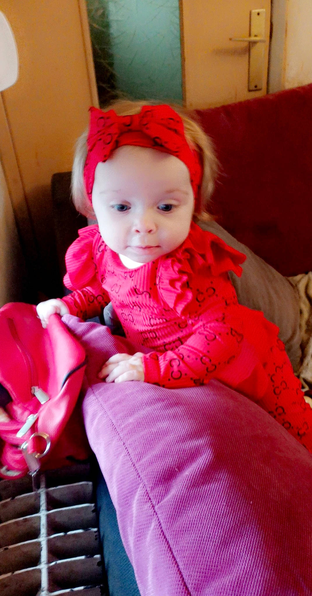 Léonie a rejoint le concours — aidez-le/la à gagner de superbes lots ! baby, baby_products, baby_toddler_clothing, cheek, child, christmas, comfort, couch, fashion_accessory, fun, fur, head, lamp, lap, magenta, pattern, person, pink, sitting, sleeve