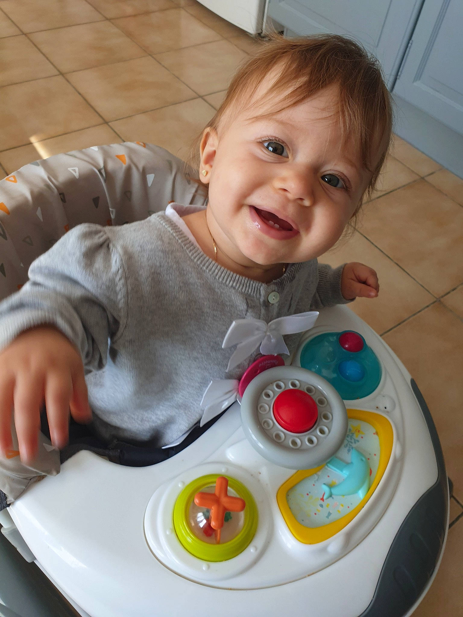 Laura a rejoint le concours — aidez-le/la à gagner de superbes lots ! baby, cheek, child, comfort_food, eating, food, person, play, smile, sweetness, toddler