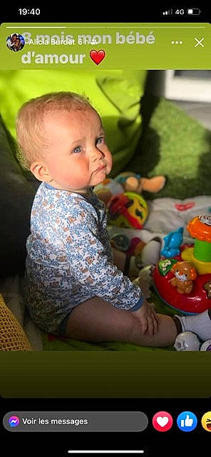 Djino participe au concours pour gagner de l'argent avec cette photo : arm, baby, baby_playing_with_toys, baby_products, baby_toddler_clothing, baby_toys, cheek, child, comfort, fun, happy, human_body, iris, person, play, room, sharing, sitting, skin, toddler