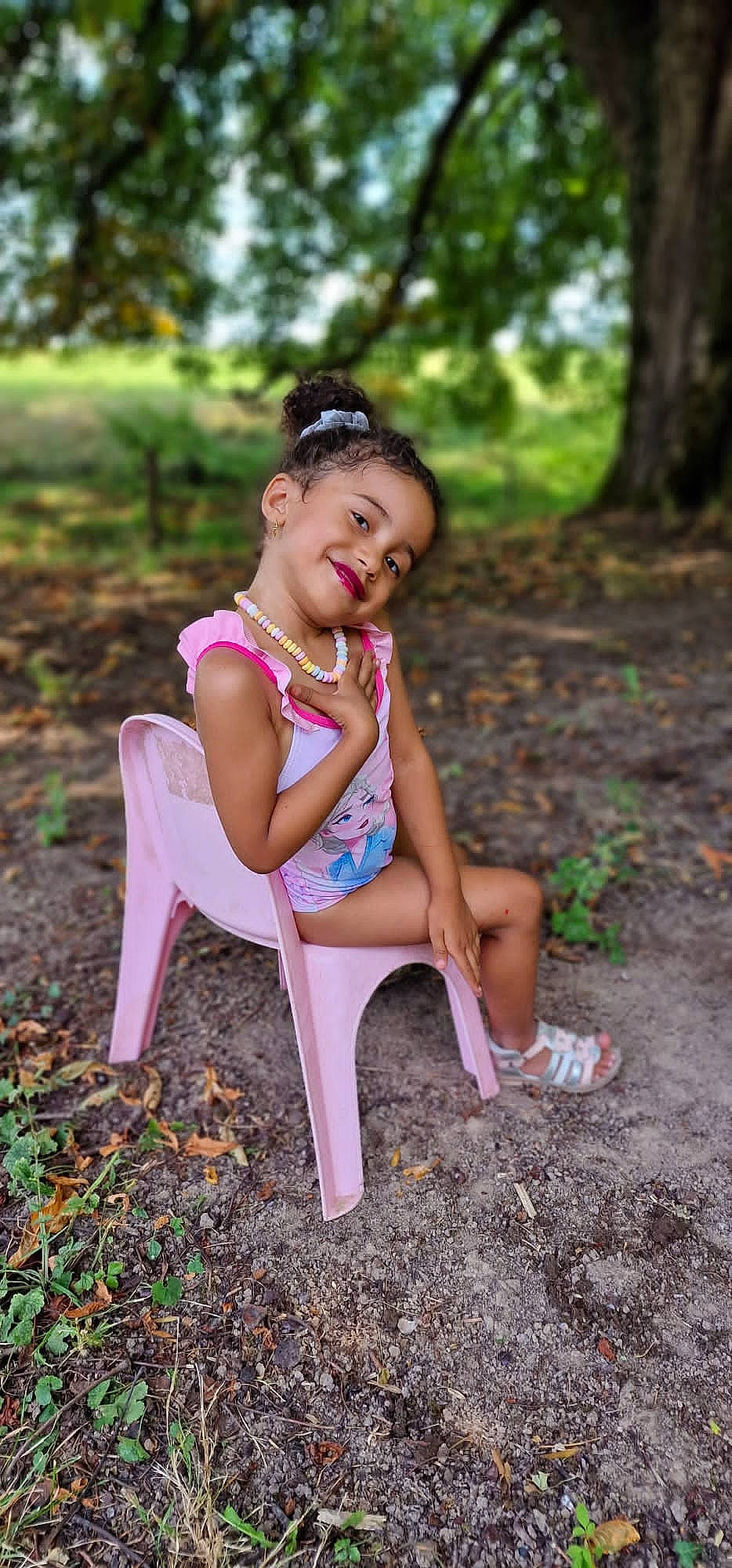 Divine a rejoint le concours — aidez-le/la à gagner de superbes lots ! fawn, flash_photography, grass, happy, joy, leg, leisure, lip, magenta, people_in_nature, person, pink, plant, recreation, shoulder, smile, summer, sunlight, thigh, toddler