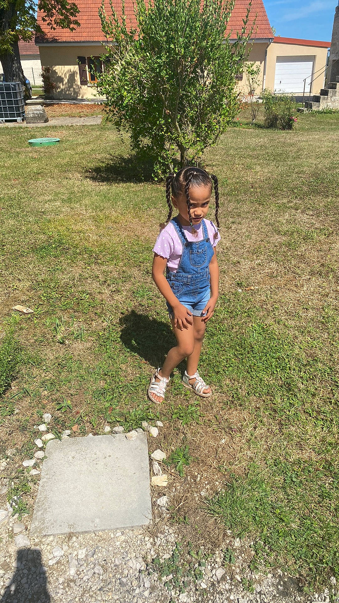 Divine participe au concours pour gagner de l'argent avec cette photo : child, fun, garden, grass, grass_family, grassland, groundcover, landscape, lawn, leg, leisure, people_in_nature, person, plant, recreation, road_surface, shorts, soil, t_shirt, toddler