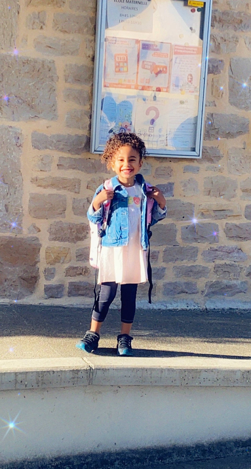 Divine participe au concours pour gagner de l'argent avec cette photo : art, child, denim, electric_blue, fashion_design, fun, joy, leisure, pattern, pedestrian, person, road, standing, street, t_shirt, toddler, tourism, travel, uniform, vacation