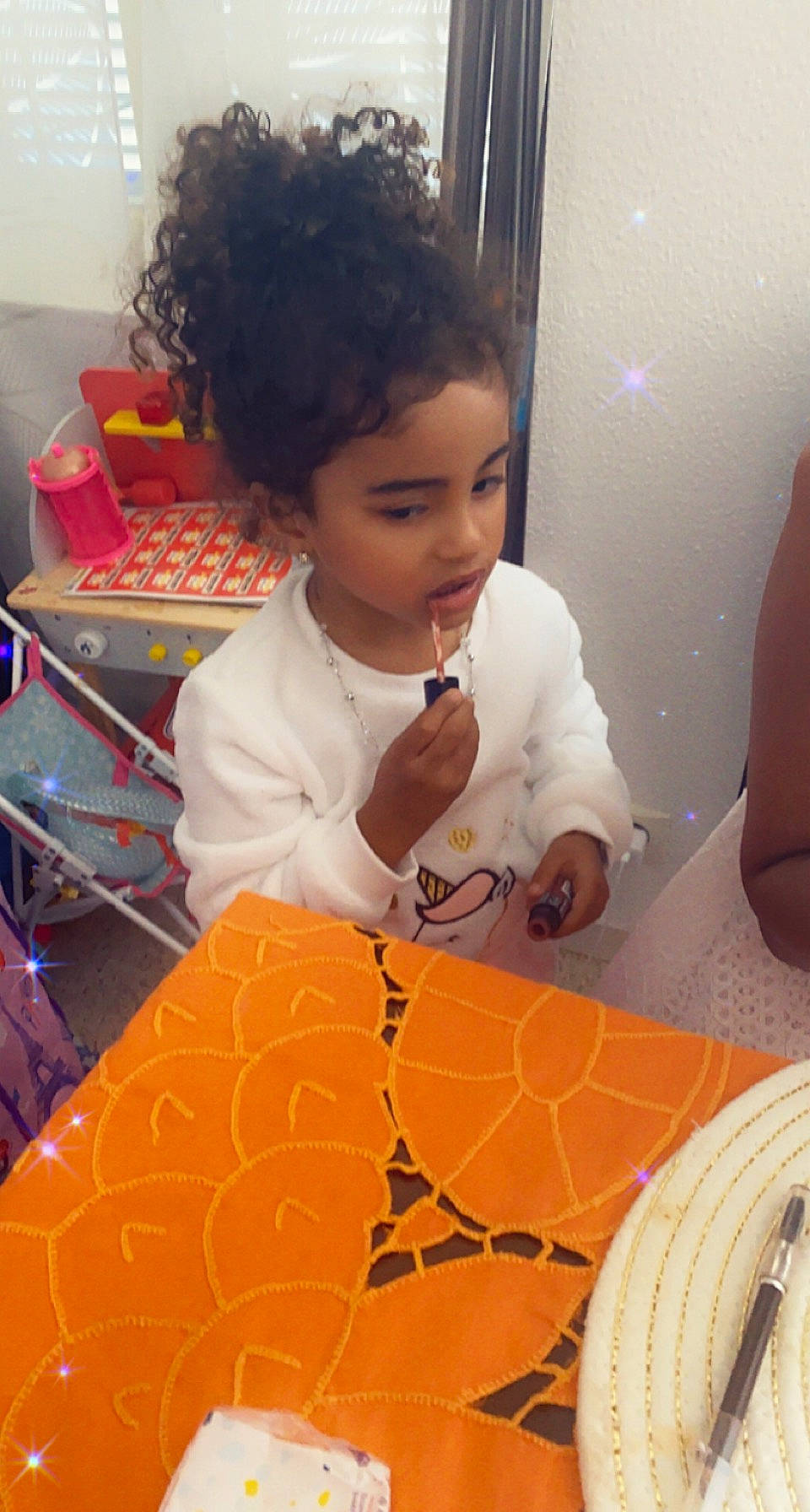 Divine a rejoint le concours — aidez-le/la à gagner de superbes lots ! chair, child, comfort, desk, flooring, fun, hairstyle, happy, leisure, linens, nail, pattern, person, play, room, sitting, skin, table, thumb, toddler