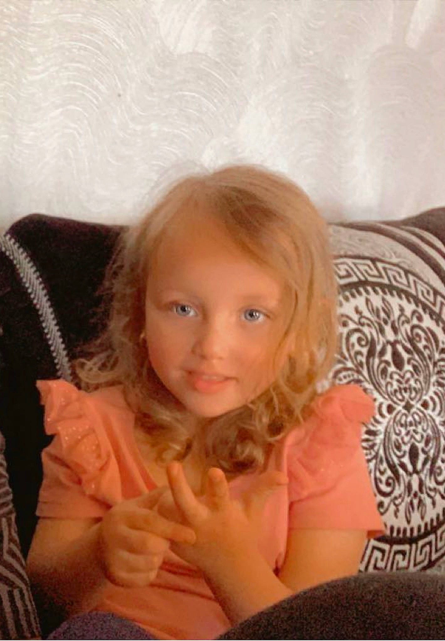 Safiya a rejoint le concours — aidez-le/la à gagner de superbes lots ! blond, brown_hair, cheek, comfort, eyebrow, eyelash, fun, gesture, happy, iris, lip, long_hair, mouth, neck, nose, person, skin, smile, thumb, toddler