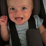 Kenzo a rejoint le concours — aidez-le/la à gagner de superbes lots ! baby, child, smile, happy, car_seat, seatbelt, infant, face, eyes, hand, clothing, person, safety, straps, closeup, cute, joy, indoors, young, portrait