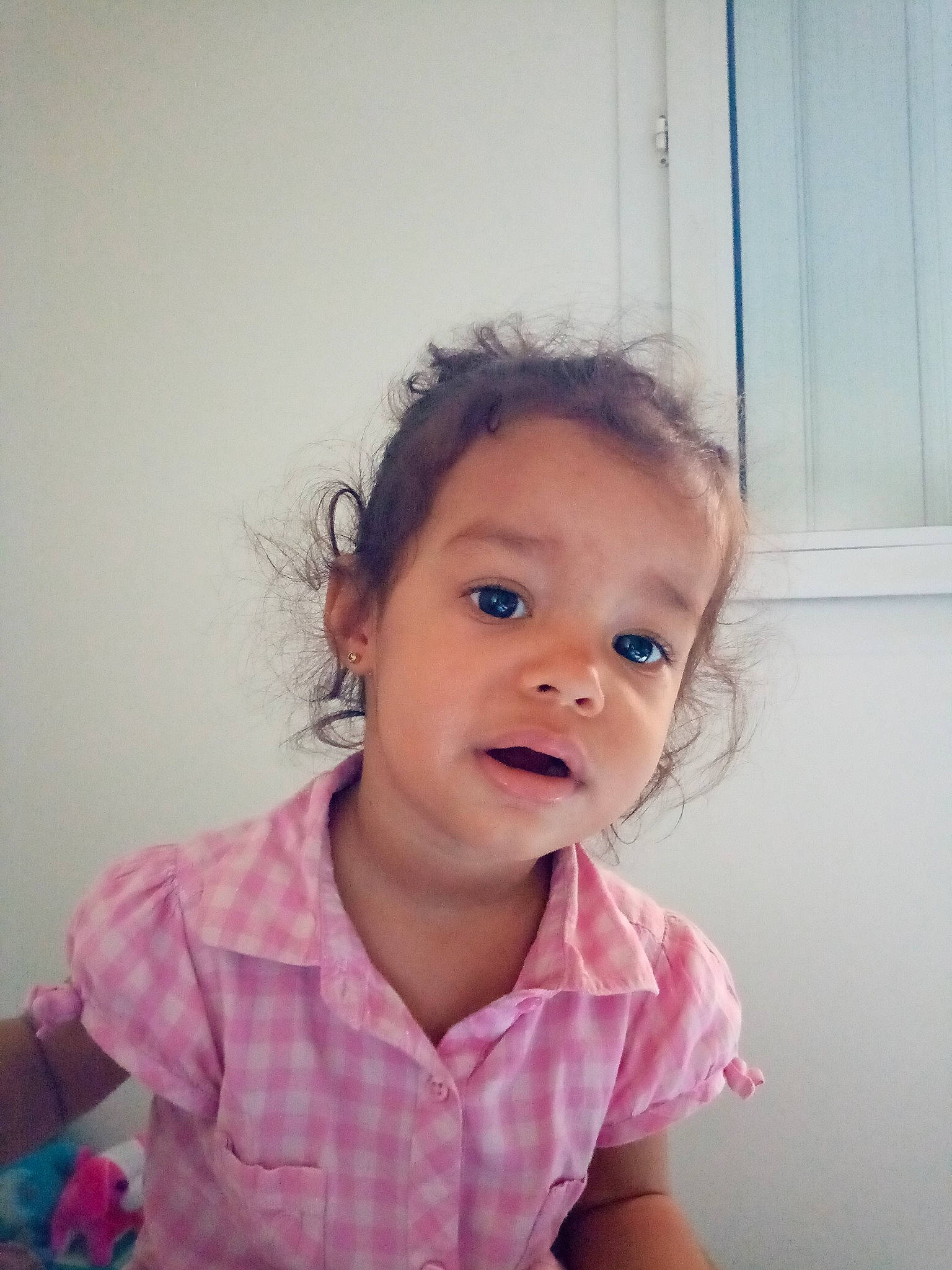 Victoria a rejoint le concours — aidez-le/la à gagner de superbes lots ! baby, baby_toddler_clothing, cheek, child, chin, dress_shirt, ear, eyebrow, eyelash, gesture, happy, iris, jaw, lip, mouth, neck, nose, person, skin, sleeve