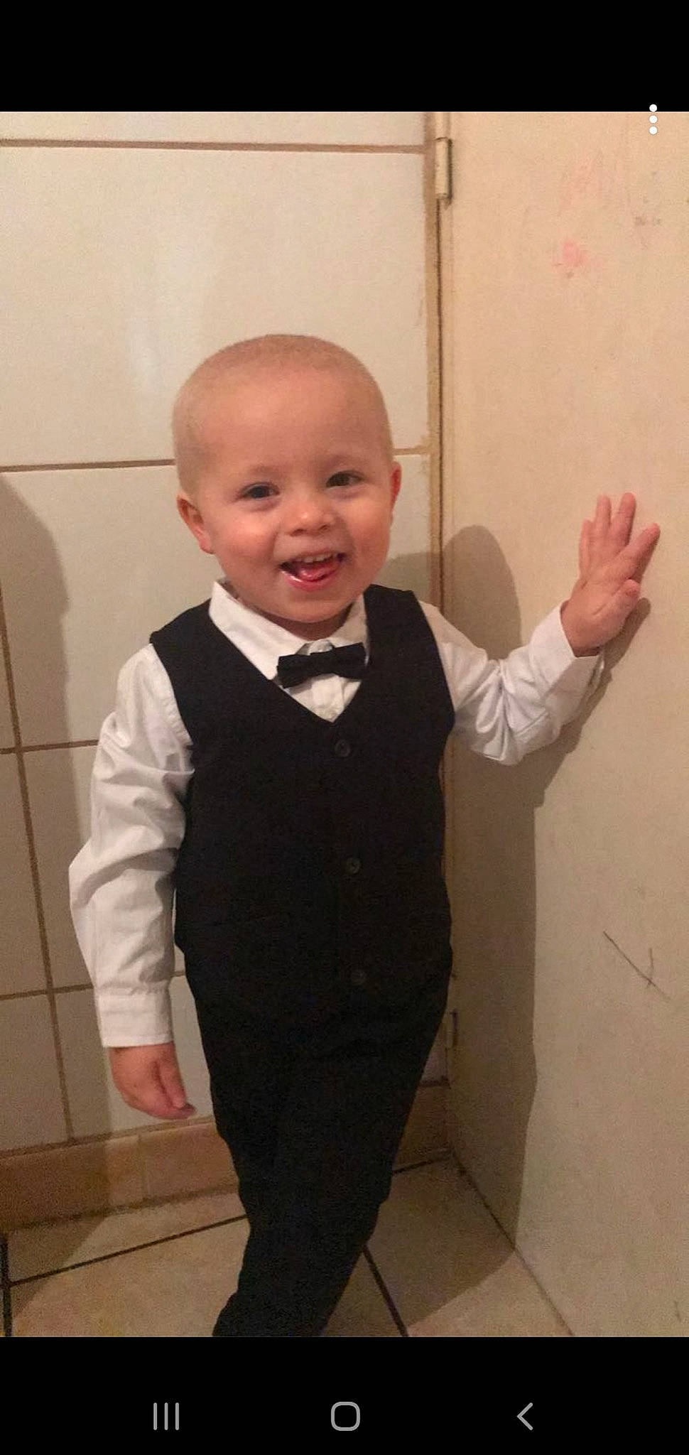 Endro a rejoint le concours — aidez-le/la à gagner de superbes lots ! baby, baby_toddler_clothing, blazer, bow_tie, collar, dress_shirt, event, formal_wear, gesture, happy, joy, person, room, sleeve, smile, standing, suit, tie, toddler, trousers