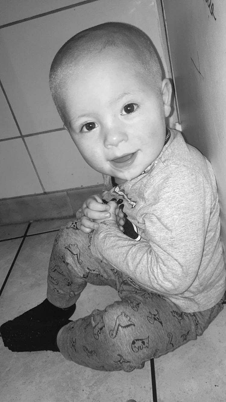 Endro a rejoint le concours — aidez-le/la à gagner de superbes lots ! baby, baby_toddler_clothing, black_and_white, cheek, eye, face, flash_photography, flooring, happy, head, human_body, monochrome, monochrome_photography, mouth, nose, person, skin, smile, style, toddler