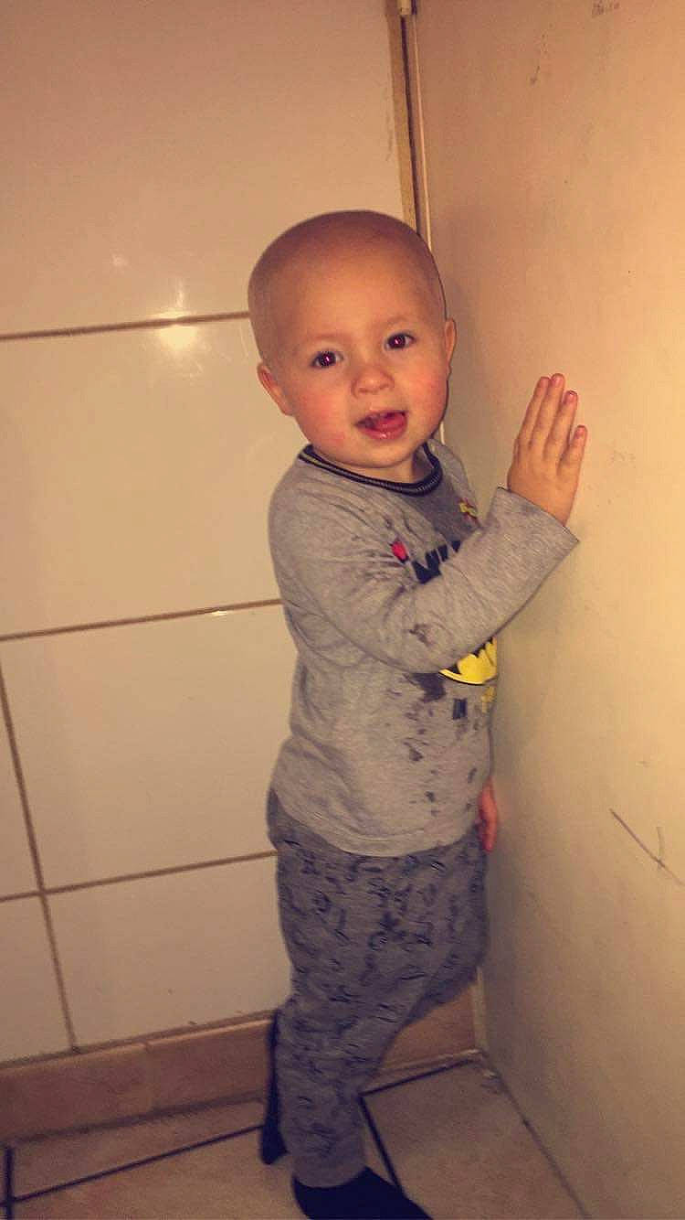 Endro participe au concours pour gagner de l'argent avec cette photo : baby, baby_toddler_clothing, cheek, child, clothing, eye, face, floor, flooring, fun, gesture, head, leg, nose, person, room, shoulder, sleeve, smile, toddler