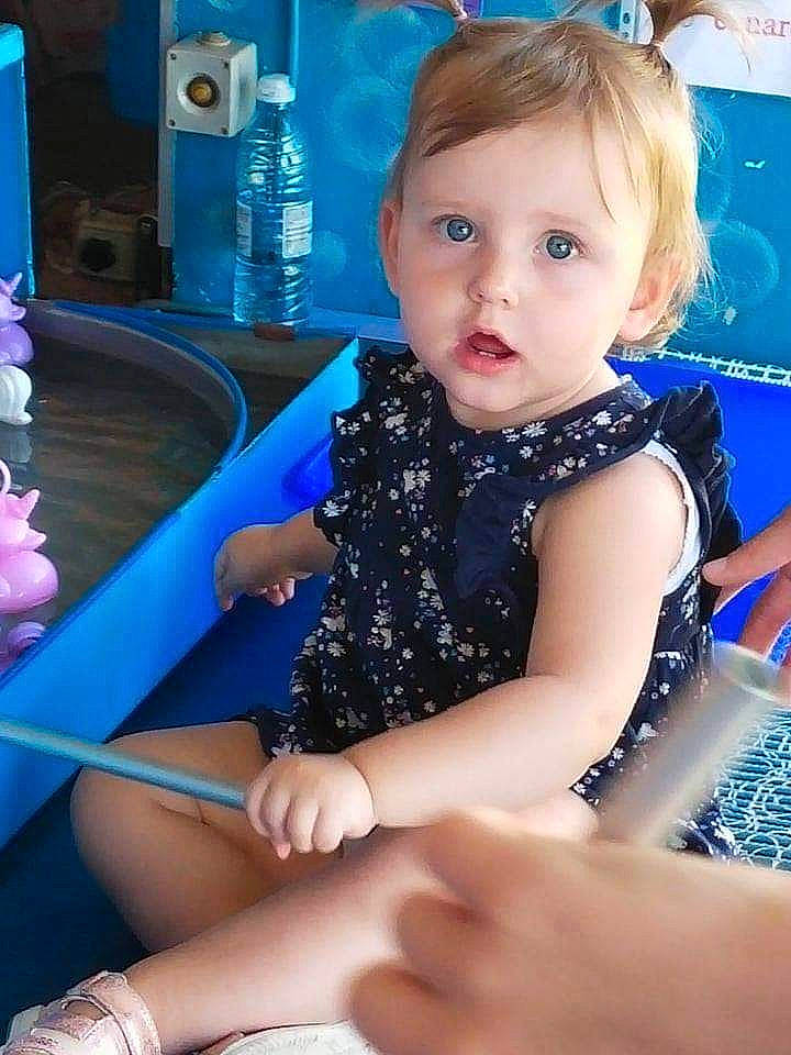 Loelia a rejoint le concours — aidez-le/la à gagner de superbes lots ! baby_toddler_clothing, blond, blue, brown_hair, electric_blue, finger, fun, happy, human_leg, knee, leisure, long_hair, pattern, person, plastic_bottle, skin, thigh, thumb, toddler, water_bottle