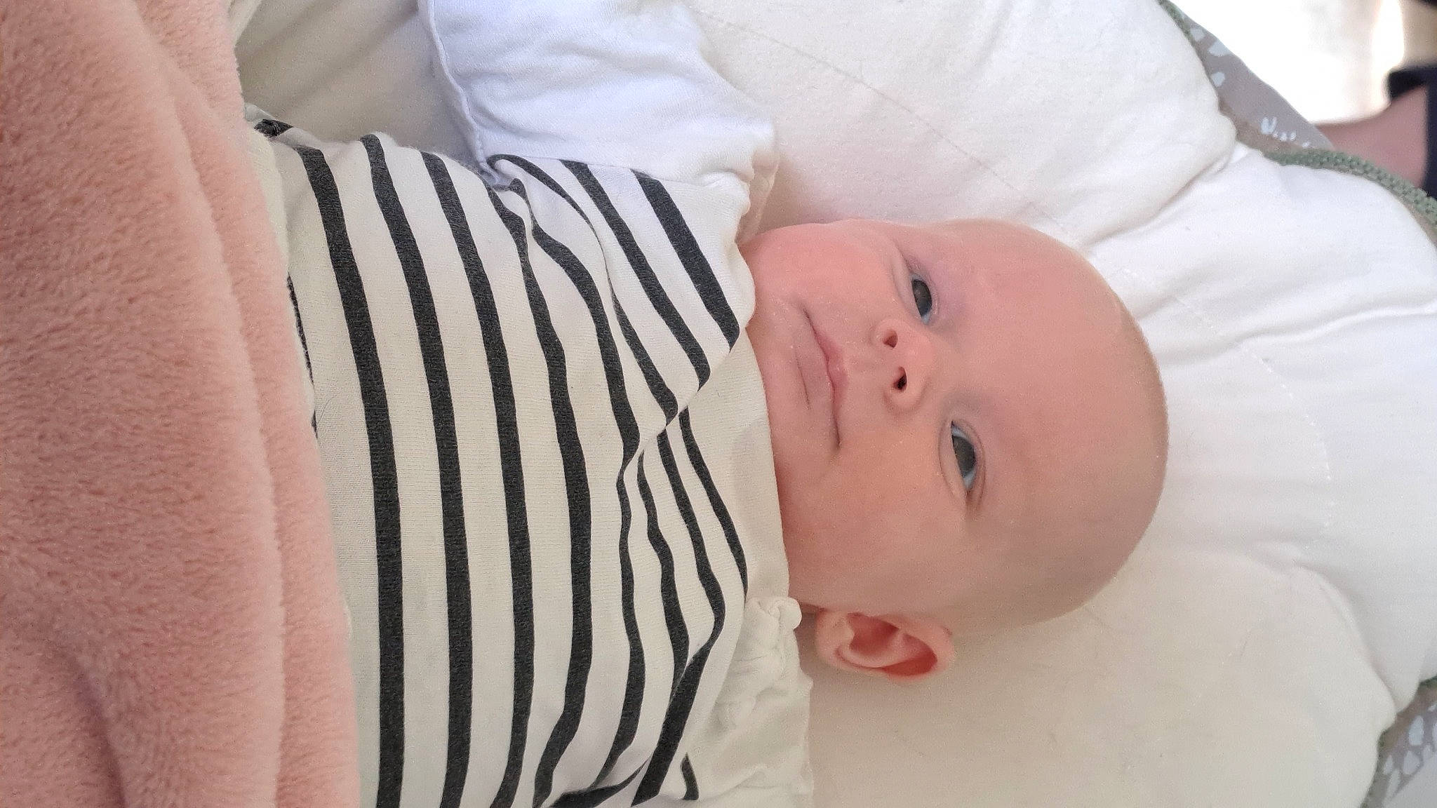 Enora a rejoint le concours — aidez-le/la à gagner de superbes lots ! arm, baby, baby_toddler_clothing, cheek, comfort, eye, face, facial_expression, finger, hand, human_body, lip, mammal, neck, nose, person, skin, sleeve, textile, toddler