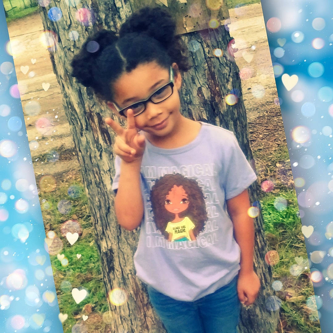 Lilliana is registered to the contest to win money with this photo: adaptation, artist, child, cool, eyewear, fun, glasses, grass, hairstyle, happy, joy, leisure, morning, person, plant, sleeve, snapshot, summer, t_shirt, textile