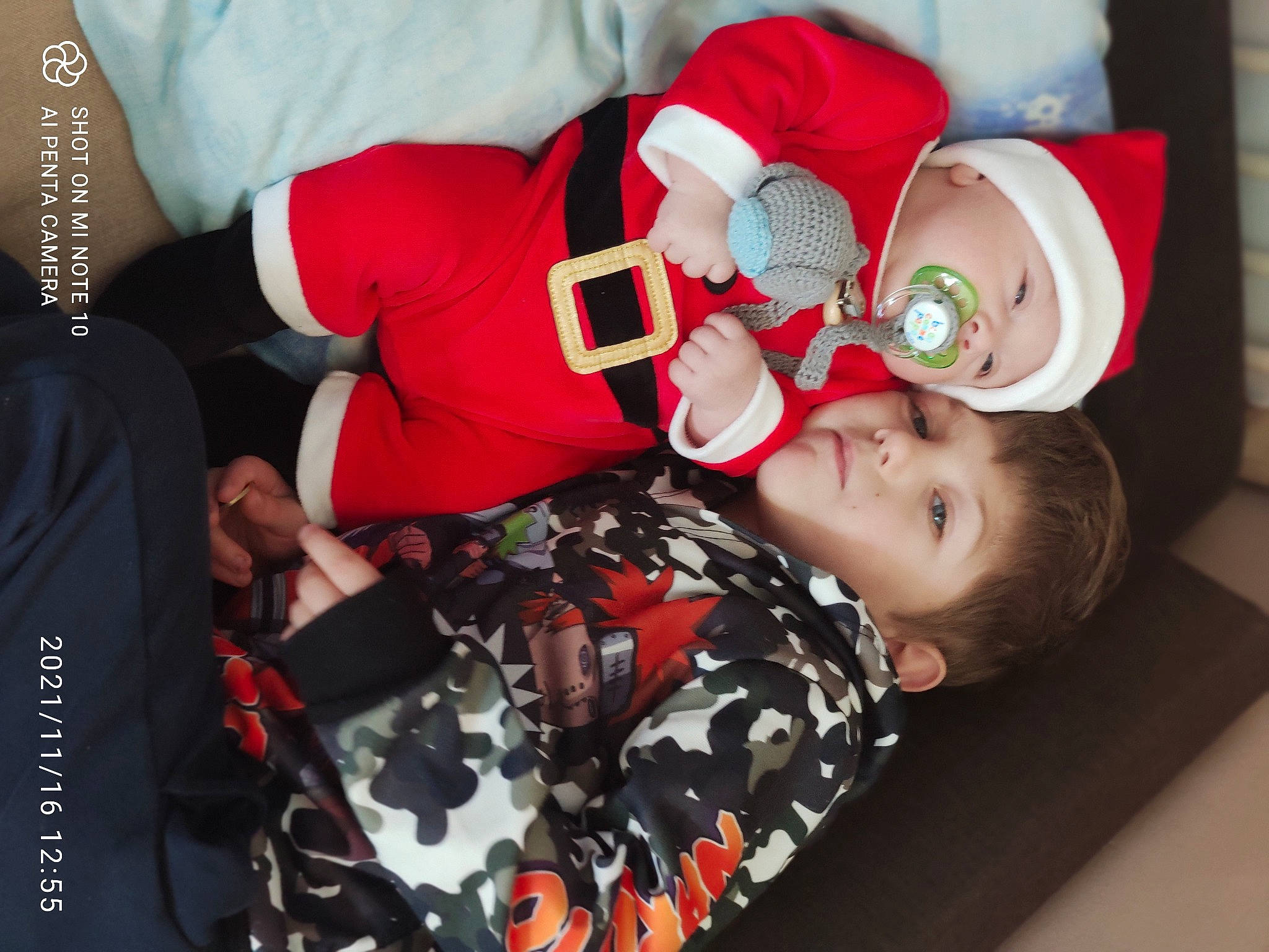 Denzio a rejoint le concours — aidez-le/la à gagner de superbes lots ! baby, baby_products, baby_toddler_clothing, carmine, child, comfort, elbow, event, fictional_character, fun, happy, hat, holiday, mouth, person, red, room, sitting, sleeve, thigh