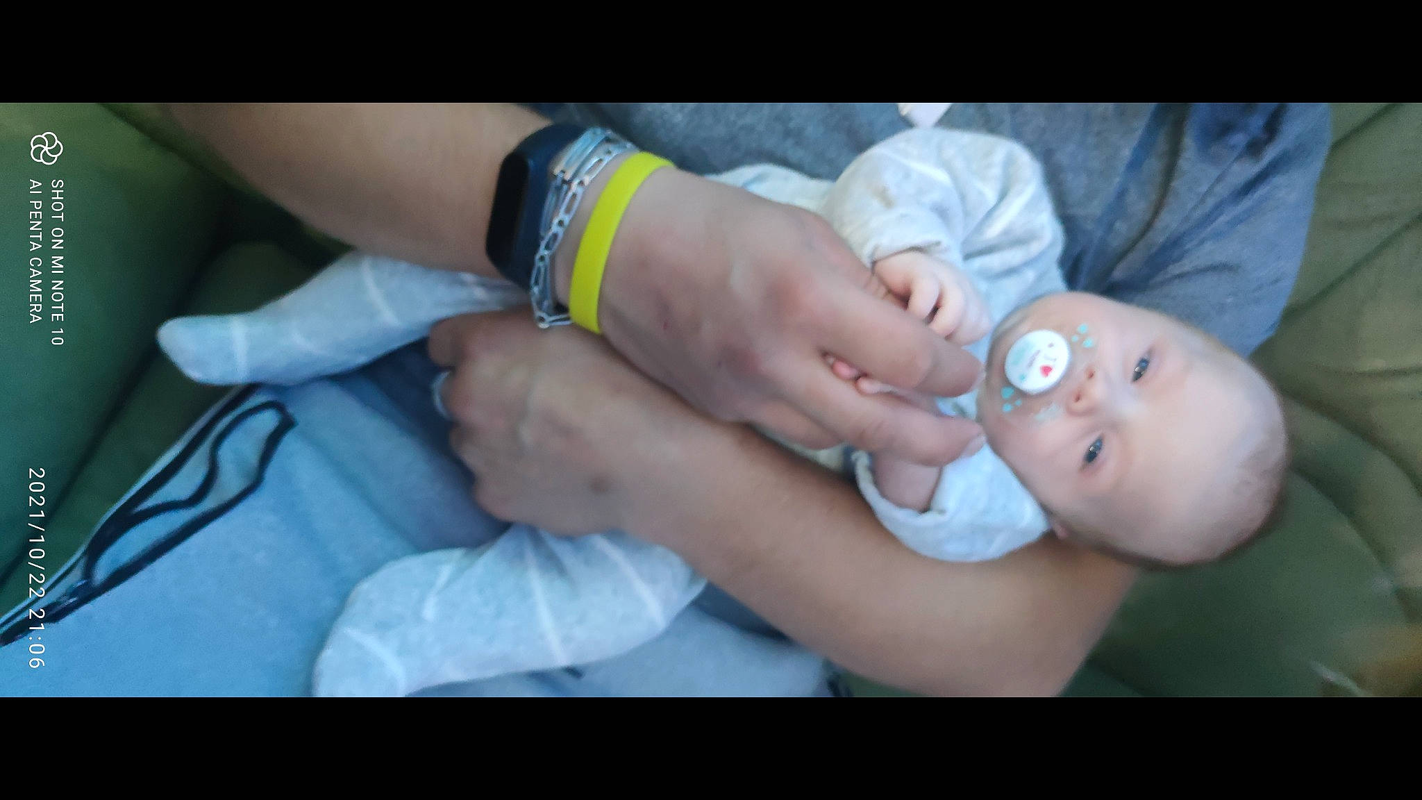 Denzio a rejoint le concours — aidez-le/la à gagner de superbes lots ! abdomen, baby, baby_toddler_clothing, comfort, elbow, finger, foot, gesture, hand, human_body, human_leg, joint, knee, leg, nail, person, service, thigh, thumb, toddler