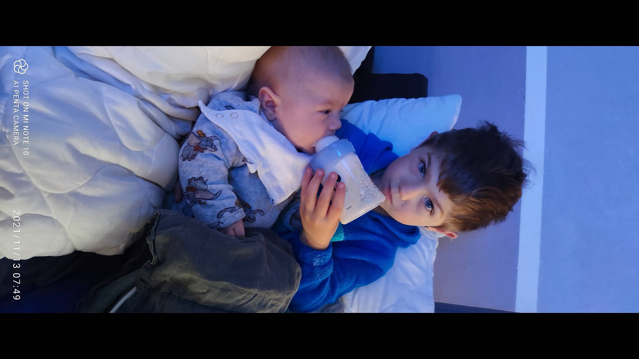 Aldo a rejoint le concours — aidez-le/la à gagner de superbes lots ! baby, child, comfort, electric_blue, event, finger, flash_photography, fun, gesture, hand, happy, iris, love, mouth, nose, person, photo_caption, room, sitting, thumb