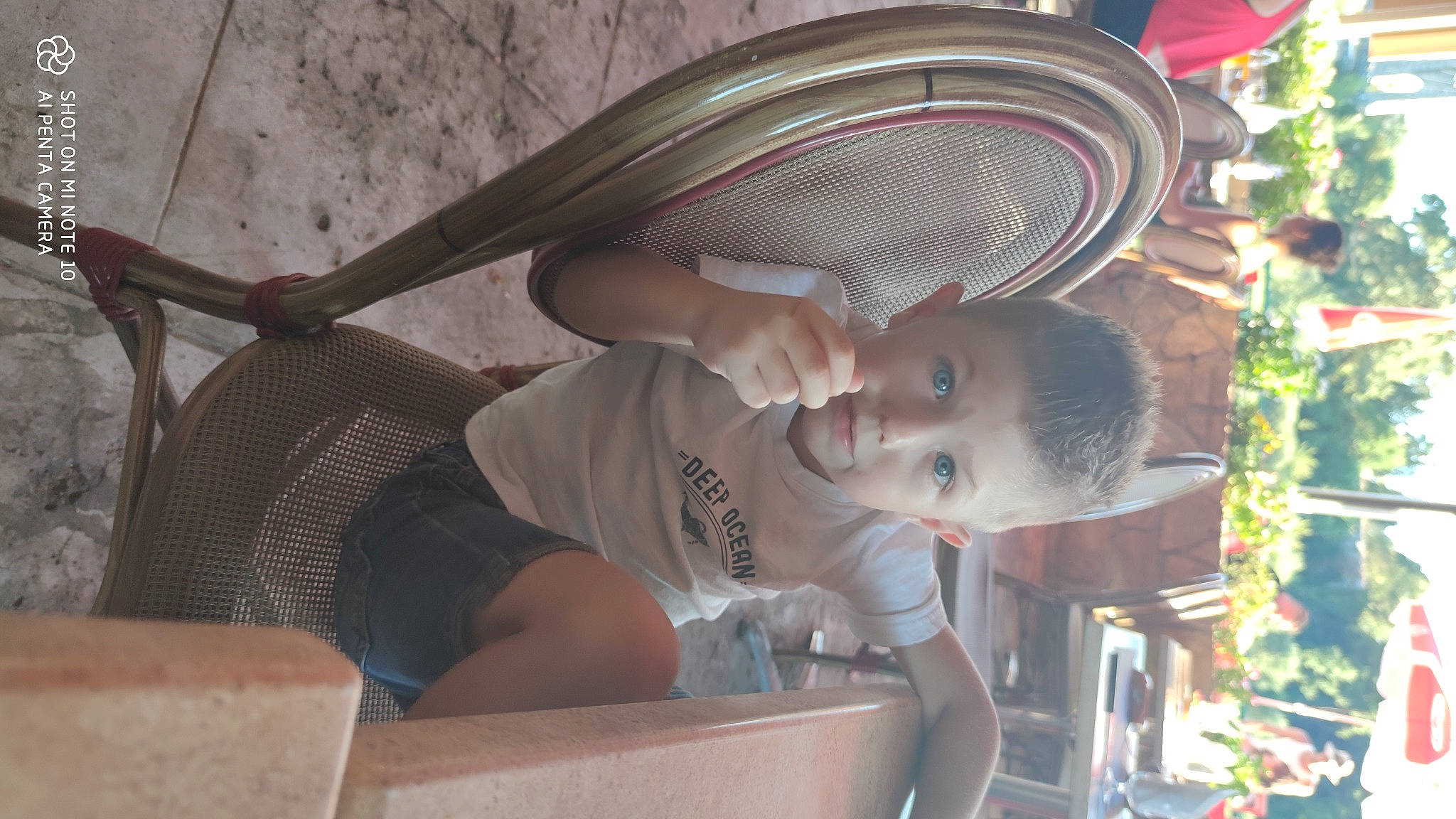 Aldo a rejoint le concours — aidez-le/la à gagner de superbes lots ! auto_part, automotive_wheel_system, baby, box, child, eye, facial_expression, fashion_accessory, fun, hairstyle, happy, leisure, mechanical_fan, person, shipping_box, shorts, sitting, smile, t_shirt, toddler