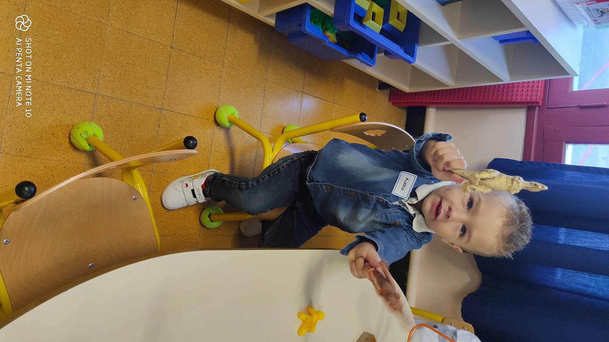 Alessio a rejoint le concours — aidez-le/la à gagner de superbes lots ! animation, arm, baby, baby_products, ceiling, chair, child, comfort, flooring, fun, games, leisure, person, play, recreation, room, sitting, t_shirt, toddler, yellow