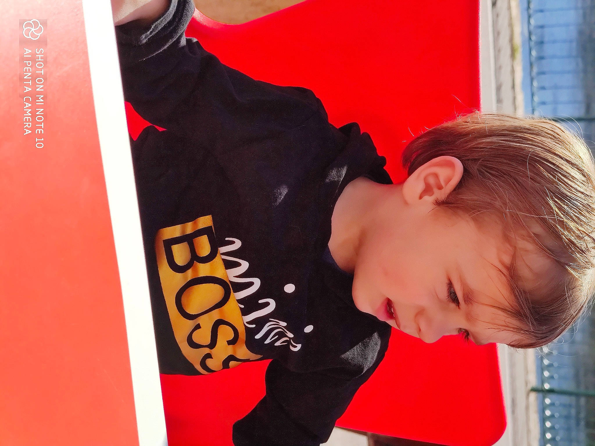 Alessio a rejoint le concours — aidez-le/la à gagner de superbes lots ! child, chin, elbow, flooring, font, fun, joint, neck, orange, person, red, room, sleeve, t_shirt, toddler, window