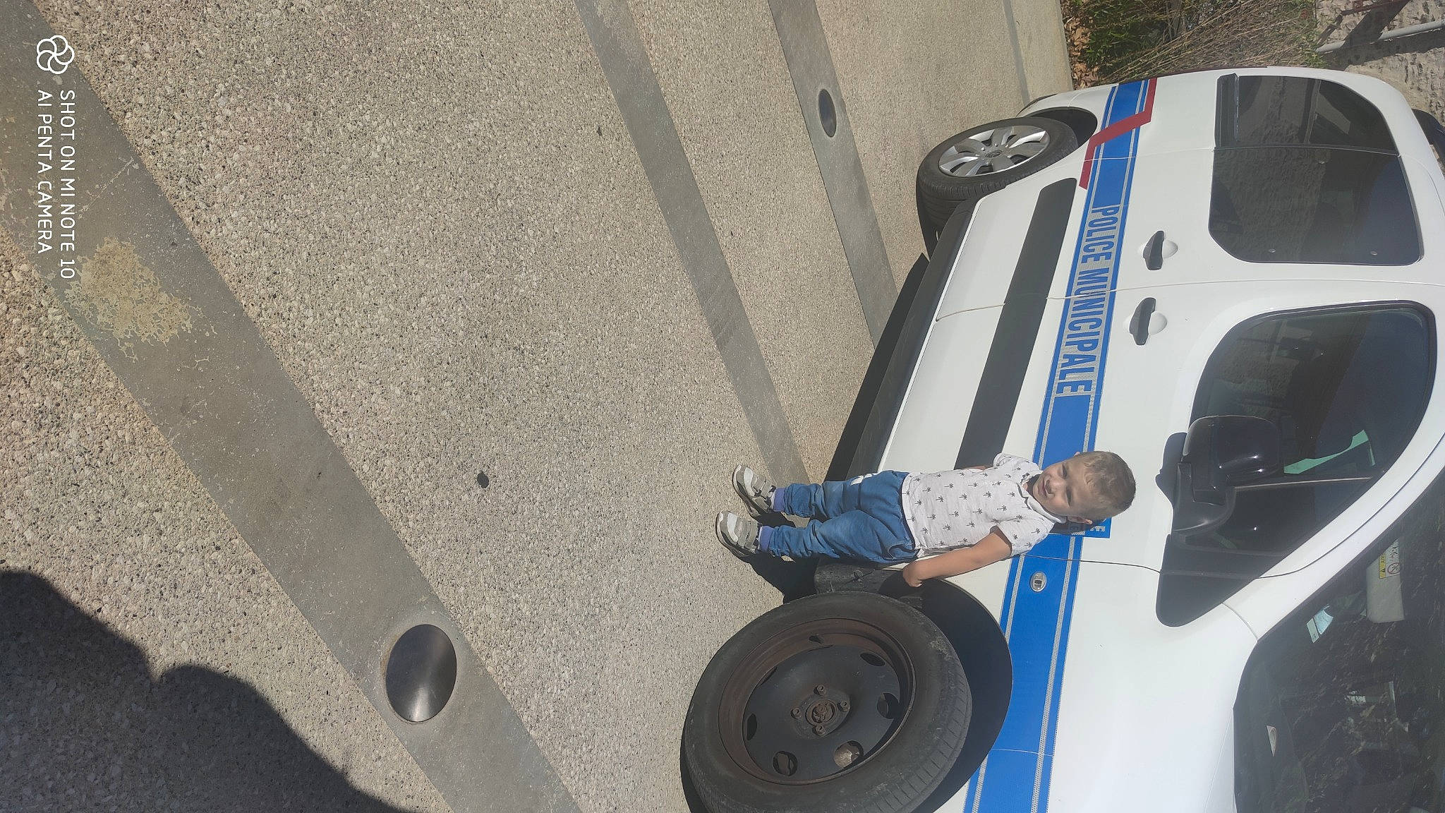 Alessio participe au concours pour gagner de l'argent avec cette photo : asphalt, automotive_design, automotive_exterior, automotive_lighting, automotive_parking_light, automotive_tire, bumper, car, fender, hood, motor_vehicle, person, rim, rolling, synthetic_rubber, tire, tread, vehicle, vehicle_door, walking_shoe