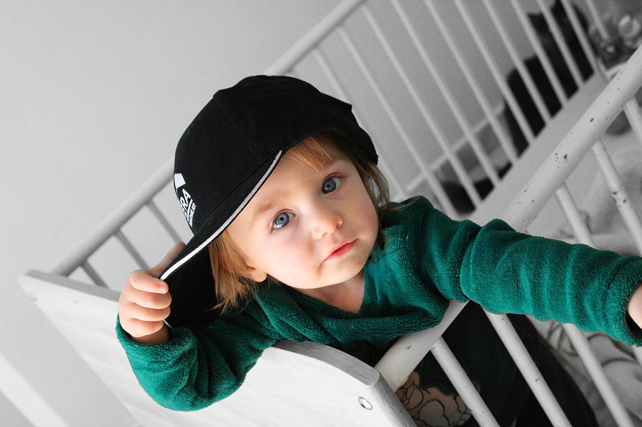 Denzio a rejoint le concours — aidez-le/la à gagner de superbes lots ! baby, baby_products, black_hair, cap, chair, child, eye, eyelash, fashion_accessory, flash_photography, fun, grass, happy, headwear, hoodie, person, portrait_photography, sitting, sleeve, t_shirt