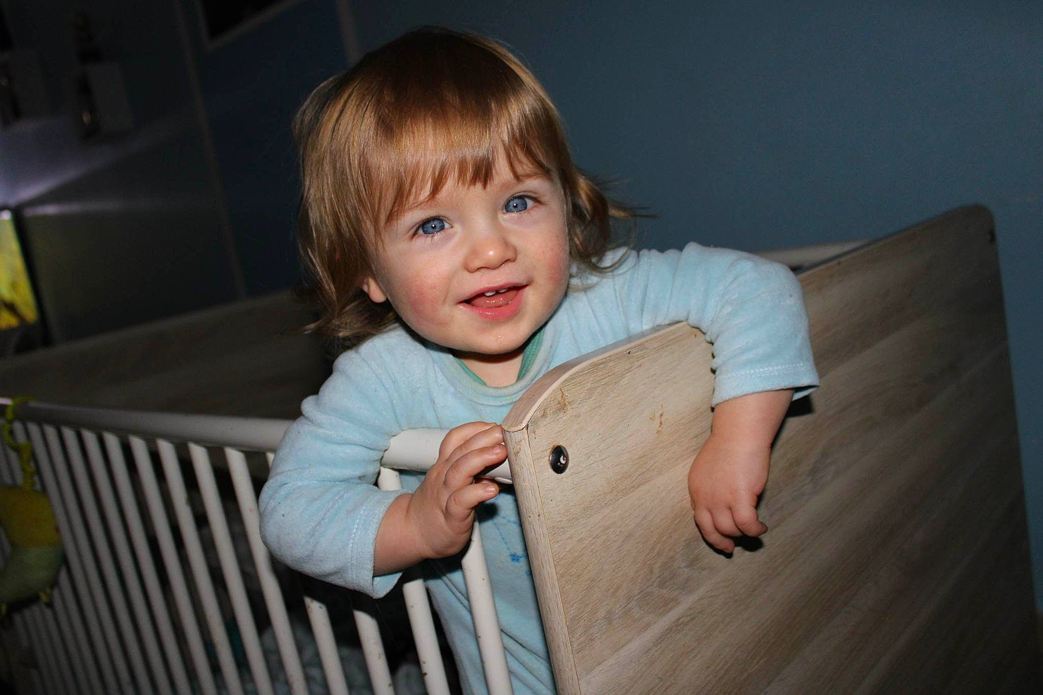 Denzio a rejoint le concours — aidez-le/la à gagner de superbes lots ! baby_safety, baby_toddler_clothing, cheek, child, comfort, flash_photography, flooring, fun, happy, hardwood, infant_bed, iris, person, sitting, skin, sleeve, smile, t_shirt, thumb, toddler