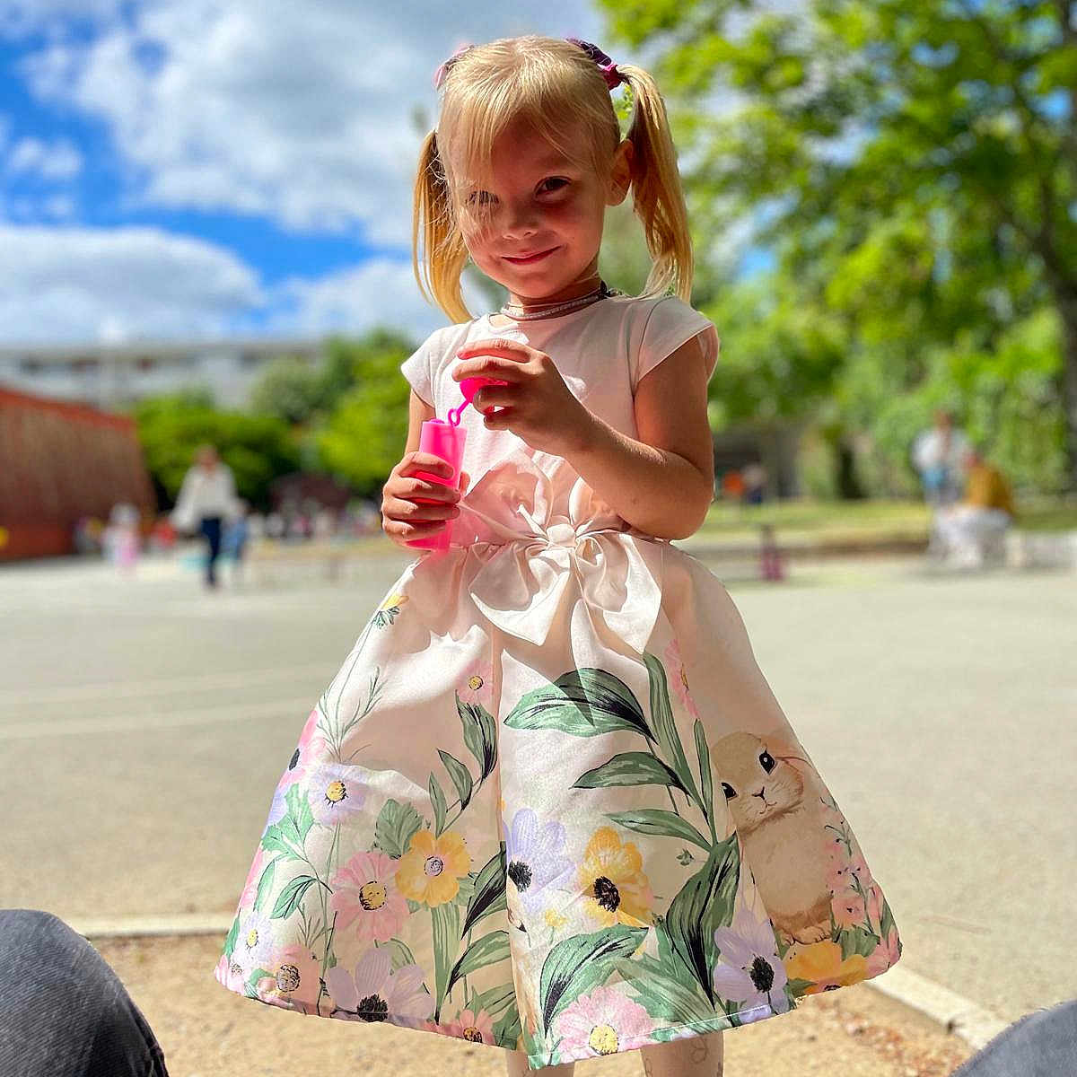 élisabeth participe au concours pour gagner de l'argent avec cette photo : blonde, bodypart, child, clothing, cream, dessert, dress, face, female, finger, food, frozenyogurt, girl, hair, head, person, photography, portrait, sitting, sleeve
