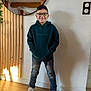 Menzo a rejoint le concours — aidez-le/la à gagner de superbes lots ! child, boy, glasses, hoodie, jeans, sneakers, indoor, mirror, wooden_floor, wooden_paneling, smile, short_hair, earring, shadow, white_wall, electrical_outlet, casual_clothing, standing, hands_in_pockets, natural_light