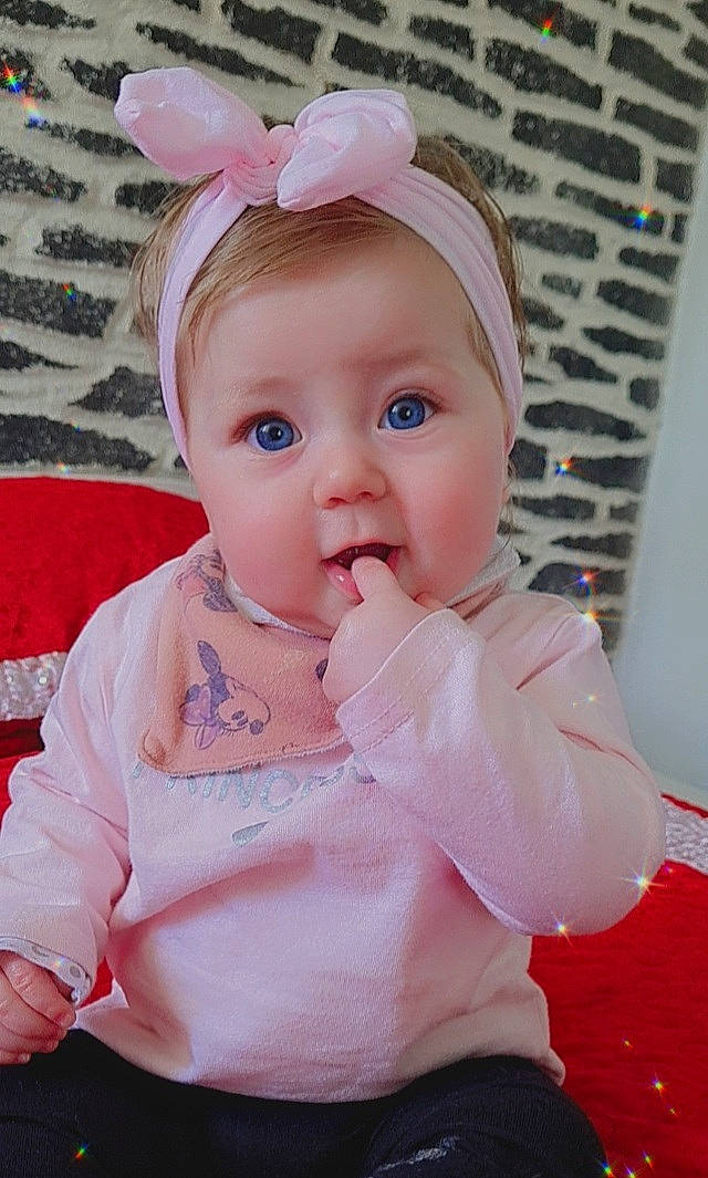 Zina participe au concours pour gagner de l'argent avec cette photo : baby, baby_products, baby_toddler_clothing, cap, cheek, child, chin, costume_hat, eye, fashion_accessory, happy, headband, headgear, headpiece, iris, lip, person, pink, skin, sleeve