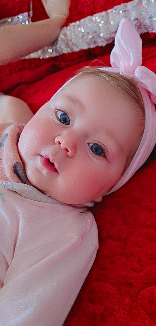 Zina participe au concours pour gagner de l'argent avec cette photo : baby, baby_toddler_clothing, cheek, child, chin, costume_hat, doll, eyebrow, eyelash, fashion_accessory, happy, iris, lip, nose, person, pink, product, skin, textile, toddler