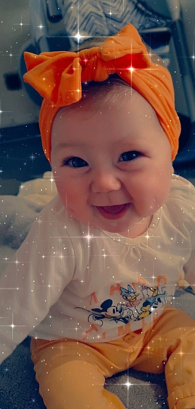 Zina participe au concours pour gagner de l'argent avec cette photo : baby, baby_toddler_clothing, blue, cap, cheek, face, fun, happy, headgear, headwear, light, mouth, organ, party_supply, person, pink, product, skin, smile, textile