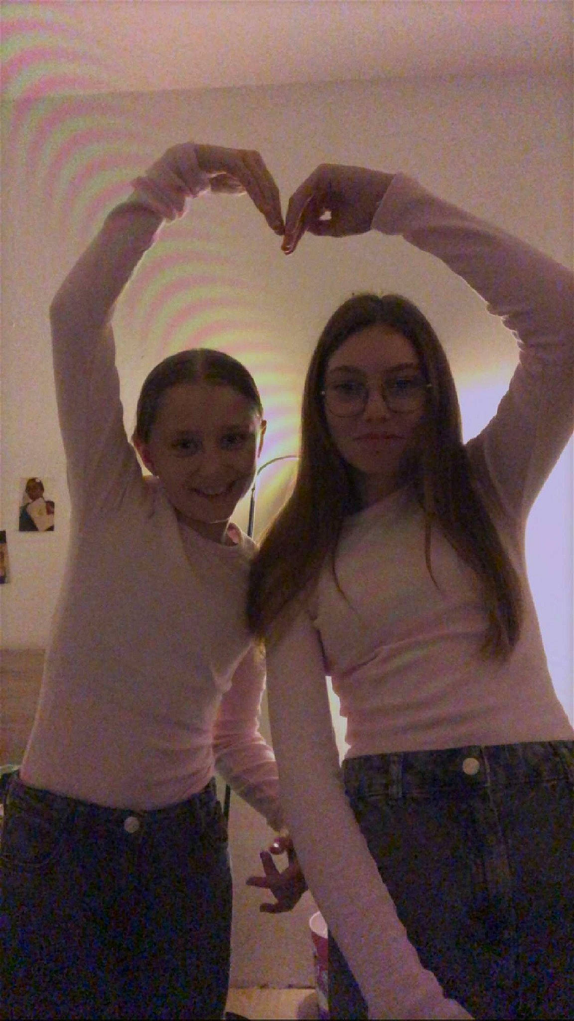 Lola Elsa participe au concours pour gagner de l'argent avec cette photo : abdomen, belt, chest, elbow, event, facial_expression, finger, flash_photography, fun, gesture, happy, joint, joy, long_hair, person, shoulder, sleeve, smile, t_shirt, thigh